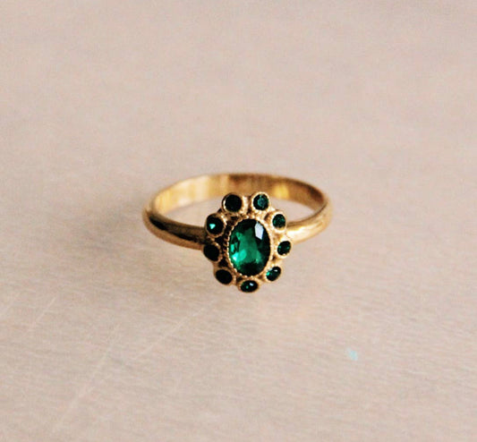 Vintage green stone ring